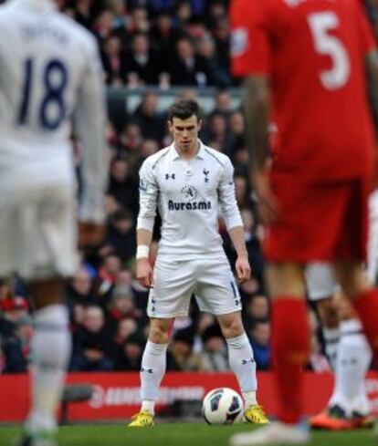 Bale se prepara para el lanzamiento de una falta.