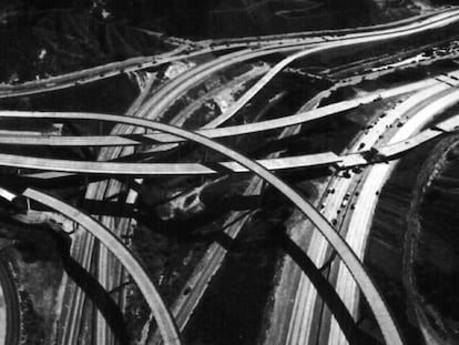 El cruce de las autopistas 14 y 5, al norte de Los Ángeles, seccionado por el terremoto de Northridge el 17 de enero de 1994.