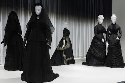 Varios de los vestidos de la exposición, donde se aprecia como la mujer al enviudar, y ponerse su vestido negro, debía no sólo ocultar sus atractivos, también mostrar la pérdida de protección social y la inseguridad financiera en la que quedaba. Y muchas veces ocultaba su rostro con un velo.