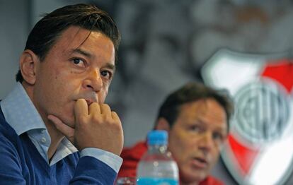 Marcelo Gallardo y Pedro Hansing en la rueda de prensa.