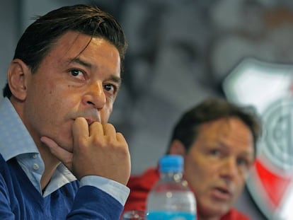 Marcelo Gallardo y Pedro Hansing en la rueda de prensa.