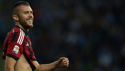 Menez celebra uno de sus goles en el partido.