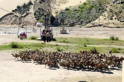 Un telesilla sobrevuela el canal seco de un río que ahora se ha convertido en 'autopista' para los camellos que utilizan los turistas. El impacto visual de las instalaciones es enorme.