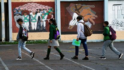 Estudiantes caminan a sus salones en una escuela de Iztacalco (Ciudad de México), en agosto de 2021.