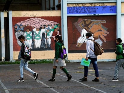 Estudiantes caminan a sus salones en una escuela de Iztacalco (Ciudad de México), en agosto de 2021.
