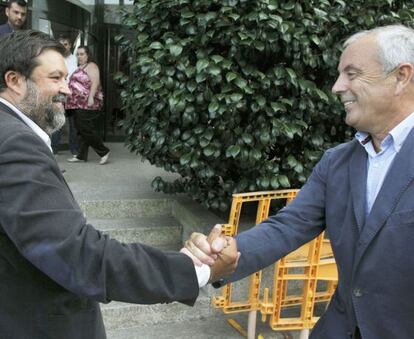 Tras cerrar su pacto, Caamaño (izquierda) y Vázquez se saludan a la entrada del Comité Nacional.