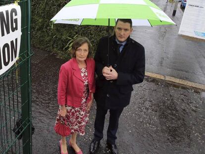 El candidato de Sinn Féin para Belfast Norte, John Finucane, junto a su madre, en la jornada electoral.