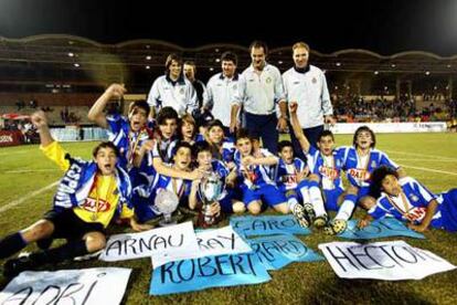 Jugadores y técnicos del Espanyol que ganaron la final del torneo alevín de fútbol 7 del jueves.