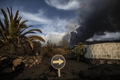 Una colada de lava arrasa las pocas edificaciones que quedaban en pie a las afueras de Todoque.