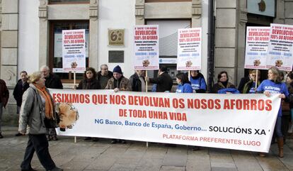 Afectados por las participaciones preferentes se han concentrado hoy delante y en el interior de  la sucursal número 1 de Nova Galicia en Lugo, sucursal n1 de Galicia en Lugo