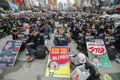 Concentración de los miembros de la Confederación de Trabajadores de Corea del Sur el 8 de marzo, en la plaza Gwanghwamoon de Seúl. El Gobierno surcoreano aprobó entonces leyes más duras para combatir y reducir el acoso y las agresiones sexuales tras el escándalo de los abusos en Hollywood, que dio origen al #MeToo.
