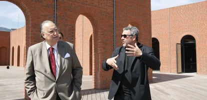 Iñaki Azkuna escucha a Philippe Starck en la terraza de la Alhóndiga de Bilbao, en la inauguración de 2010.