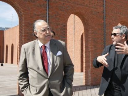 Iñaki Azkuna escucha a Philippe Starck en la terraza de la Alhóndiga de Bilbao, en la inauguración de 2010.