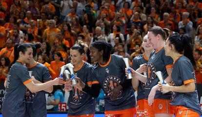 Jugadoras del Valencia Basket celebran el título de liga. 