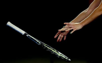 Las manos y la raqueta de Daria Garvilova, durante el partido contra Cara Suárez.