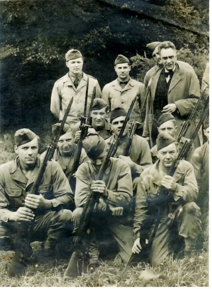 Manuel Chaves Nogales con un grupo de soldados norteamericanos en algún punto de Reino Unido, durante maniobras previas al desembarco de Normandía. Imagen cedida por la editorial El Paseo.