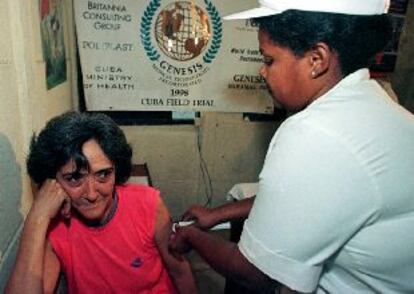 Una enfermera aplica una vacuna a una ciudadana cubana.