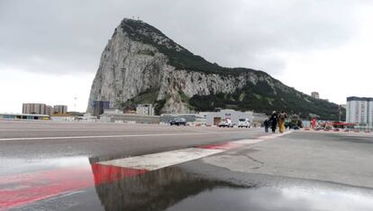 El aeropuerto internacional de Gibraltar, cerca de la frontera con España. 