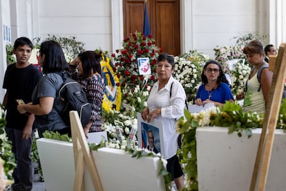 Personas recorren lentamente los pasillos del exCongreso para asistir al velorio, este jueves.