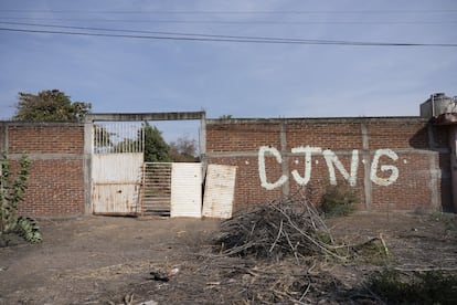 Habitantes del Aguaje, Aguililla, en Michoacán, abandonaron sus casas después de que grupos delictivos que se disputan ese territorio. El Cártel Jalisco Nueva Generación (CJNG) y los grupos de Autodefensas de Carteles Unidos los amenazaran.