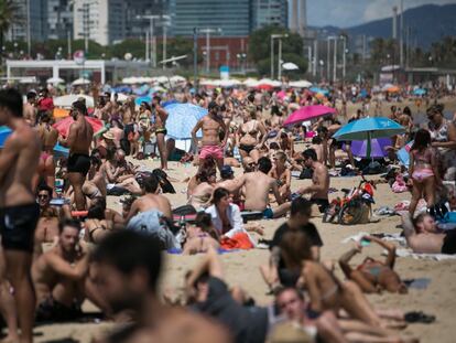 Decenas de personas, en la playa barcelonesa de Bogatell este sábado.