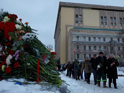 People walk to lay flowers at the Solovetsky Stone monument to the victims of political repressions to honor the memory of Russian opposition leader Alexei Navalny in Moscow, Russia February 17, 2024.