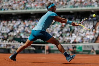 Rafael Nadal golpea la bola.