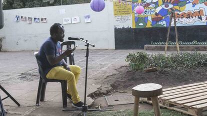 Shadreck Chikoti, participando en un recital de poesía en The Story Club.