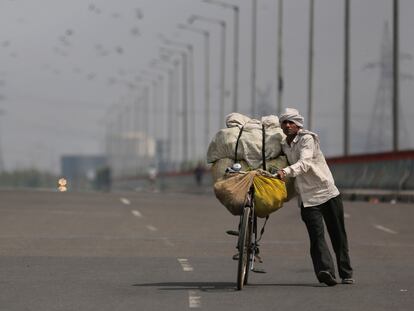 Un vendedor ambulante de verduras, a finales de marzo en Noida (a las afueras de Nueva Delhi).