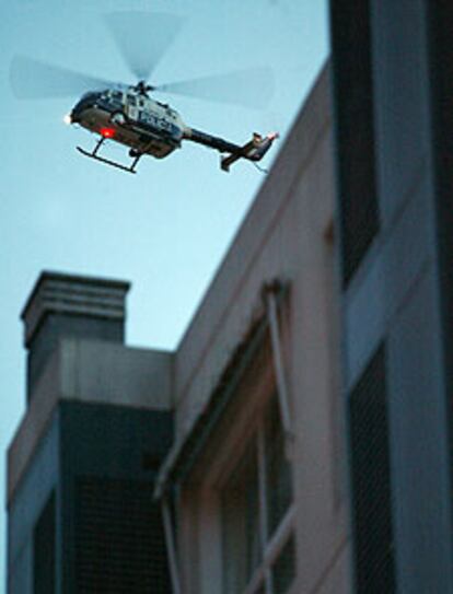 Un helicóptero de la policía, sobre el inmueble.