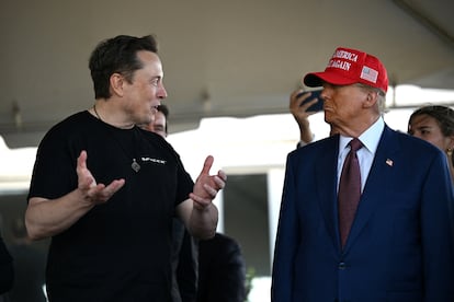 El dueño de X, Elon Musk, habla con el presidente electo de EE UU, Donald Trump, en un evento de la compañía aeroespacial SpaceX, también de Musk, este martes en Brownsville (Texas, EE UU).