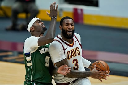 Andre Drummond, intenta zafarse de Bobby Portis.