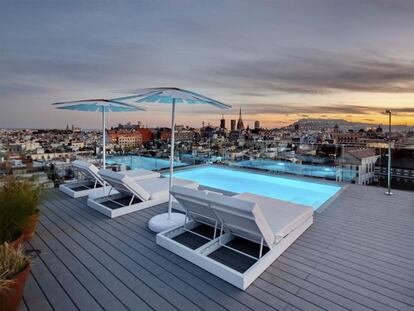 La terraza del Yurbban Trafalgar tiene una piscina con vistas a Barcelona.