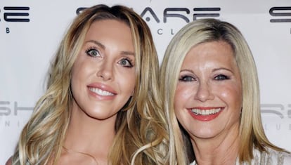 La actriz Olivia Newton John y su hija Chloe Lattanzi en la presentación del tema musical de ambas, 'You Have To Believe', en Las Vegas en 2015.