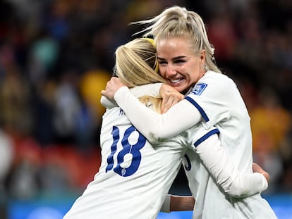 Brisbane (Australia), 07/08/2023.- Chloe Kelly (left) of England celebrates with Alex Greenwood (right) after she kicked the winning penalty goal to defeat Nigeria in the FIFA Women's World Cup 2023 Round of 16 soccer match between England and Nigeria at Brisbane Rectangular Stadium in Brisbane, Australia, 07 August 2023. (Mundial de Fútbol) EFE/EPA/DARREN ENGLAND AUSTRALIA AND NEW ZEALAND OUT