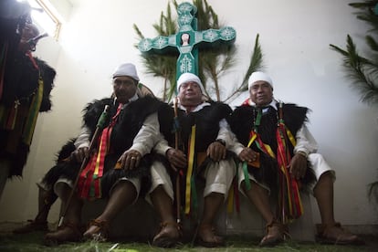 Los jefes de uno de los 3 barrios que forman al poblado de San Juan Chamula durante la ceremonia de toma de poder del presidente municipal Mateo Gómez Gómez.