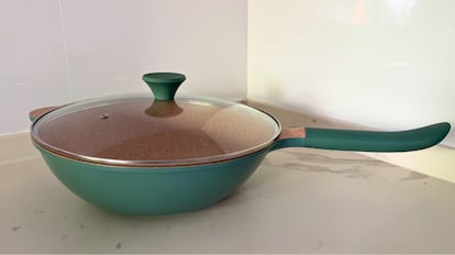 La sartén Wok Studio de Create está fabricada en aluminio fundido con revestimiento cerámico.