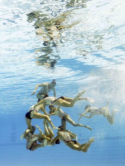 El equipo italiano en la competición de natación sincronizada.