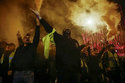 Varios manifestantes utilizan granadas de humo durante los disturbios provocados por los 'chalecos amarillos', en París (Francia), el 22 de diciembre de 2018.