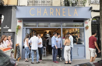 Varias personas pasan la tarde en el bar Charnela, en la calle Ponzano.