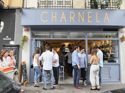 People at the popular Bar Charnela, on Ponzano street.