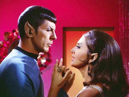 L'actor Leonard Nimoy interpretant Mr. Spock al costat de la seva companya de repartiment, l'actriu Joanne Linville, el 1968.