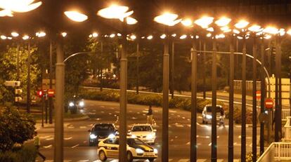 Vista nocturna de una avenida de Valencia con las farolas encendidas en una imagen de archivo. 