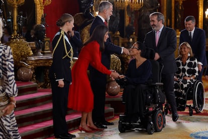 Los Reyes y la Princesa de Asturias saludan a la nadadora y medallista paralímpica Teresa Perales (en el centro).