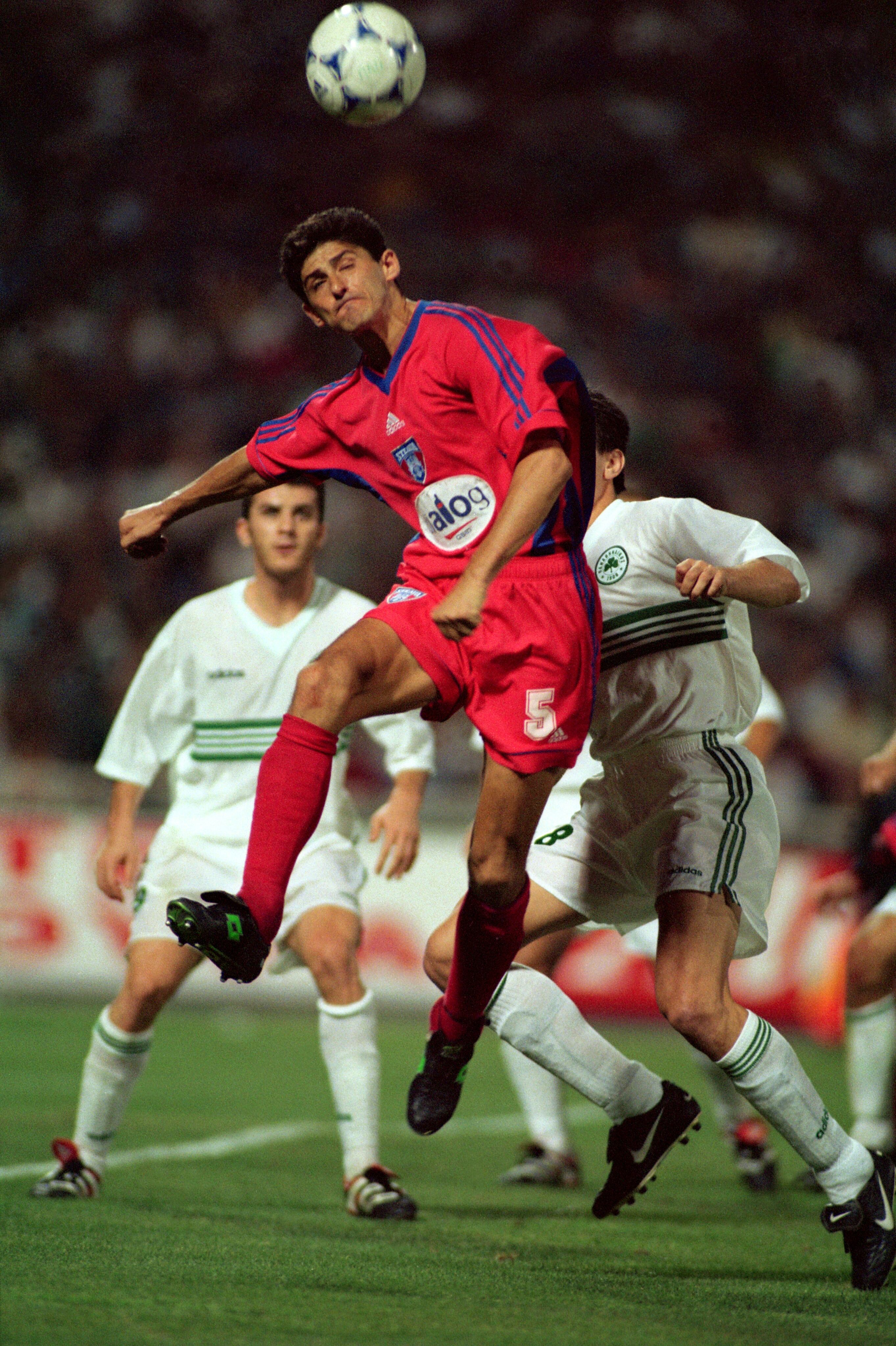 Belodedici, durante un partido entre el Panathinaikos y el Steaua de Bucharest de la temporada 1998-1999.