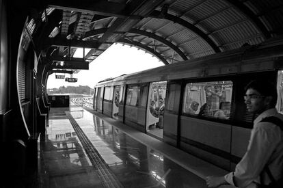 En la fotografía, el metro de Bangalore construido en 2011. En los últimos años muchas ciudades han optado por la construcción de un sistema de metros. Delhi conectó primero las zonas más periféricas y más empobrecidas con el centro de la ciudad y actualmente la red llega hasta el aeropuerto. En ciudades como Jaipur su sistema de metros apenas tiene un año de vida. 