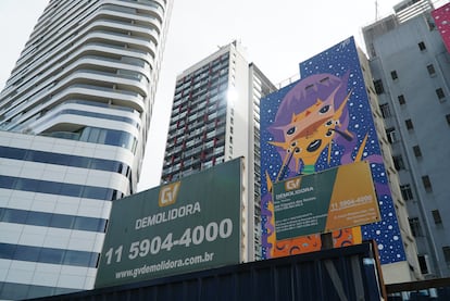 El anuncio de una empresa de demoliciones en las calles de São Paulo.