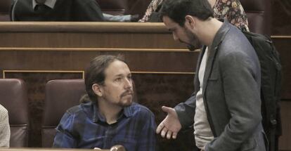 Pablo Iglesias, l&iacute;der de Podemos, dialoga con Aberto Garz&oacute;n, de IU, en un pleno del Congreso de los Diputados. 