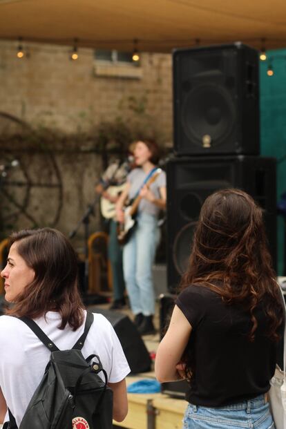 Aún con energías que ya no sabemos ni de dónde salen, nos vamos a ver a Anna Burch al Lazarus y a Baywaves al Hotel Vegas, antes de volver a casa a comer la ‘taquiza’ que Erick Trejo nos tenía prometida. Vamos a explotar de lo buenos que están. Comeríamos más, pero mientras estamos allí nos avisan de última hora si queremos tocar en la fiesta que monta un festival de chicas de LA, Girlschool, en una tienda de zapatillas. Y con un taco en la mano nos vamos corriendo.