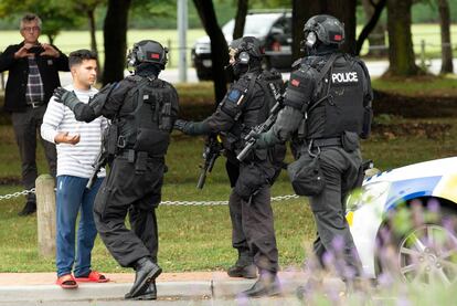 Los colegios y edificios públicos han estado cerrados durante varias horas y la policía también ha pedido que todas las mezquitas se mantengan cerradas y que nadie se acerque a ellas. En la imagen, la policía vigila los accesos a la mezquita de Al Noor en Christchurch, tras el ataque terrorista.